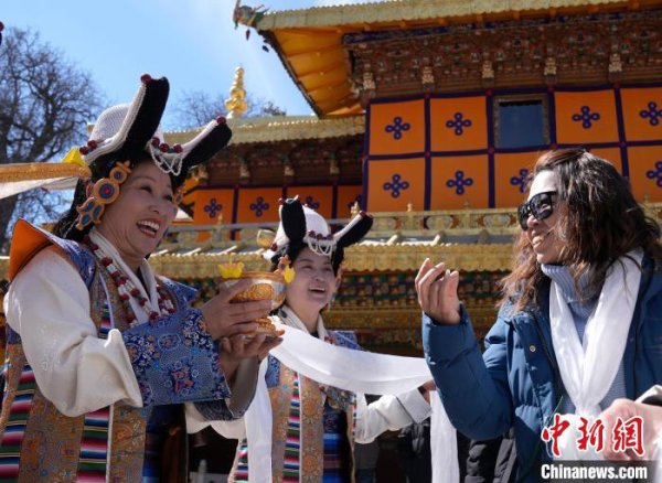 体育游戏app平台责任主说念主员向香港旅客敬献青稞酒-Kaiyun网页版·「中国」开云官方网站 登录入口